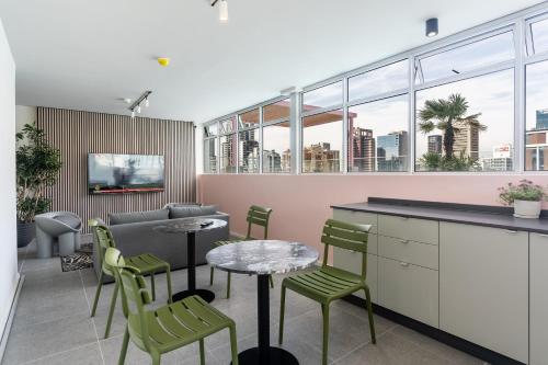The Rose 710: Top Floor City Aprt with Balcony