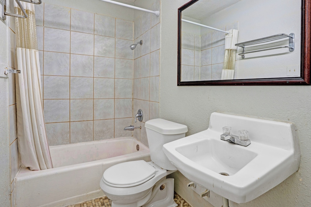 Super 7 Inn By OYO San Antonio NW Medical Center - photo 48