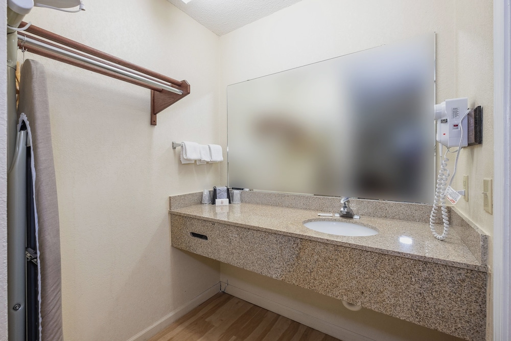 Red Roof Inn & Suites Rome - photo 46