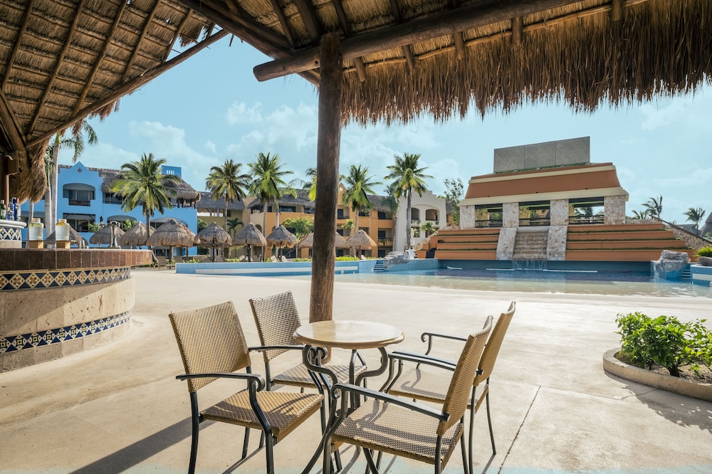 Poolside bar