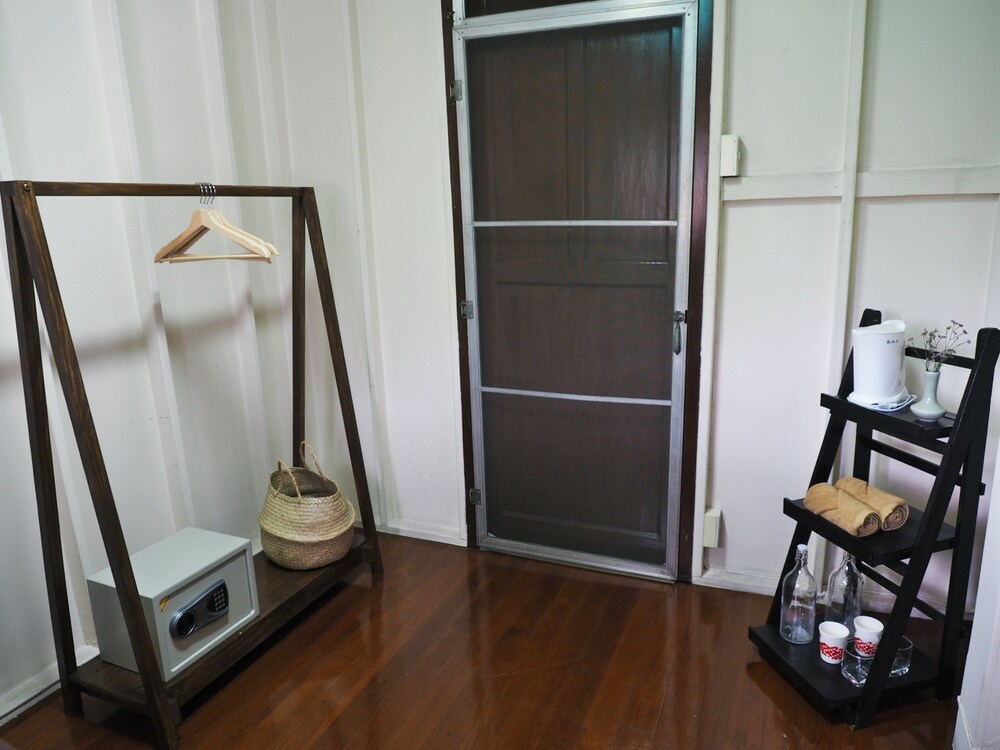 24 Samsen Heritage House