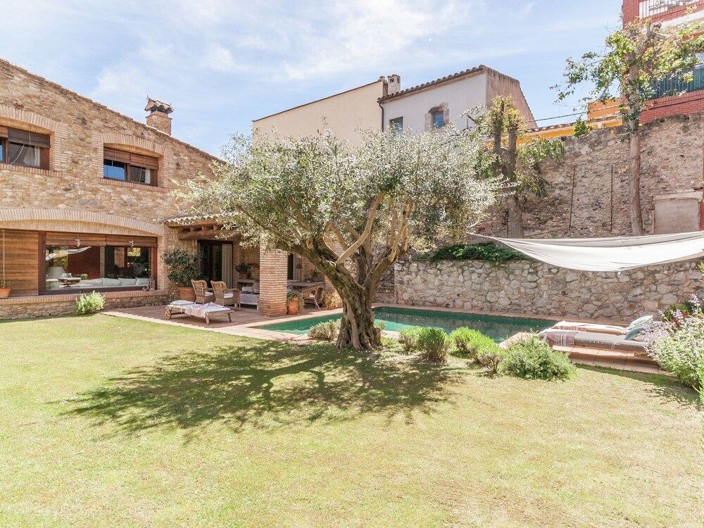 Holiday Home in St Pere Pescador with Pool — 4-Star Luxury Hotel in Sant Pere Pescador, Spain