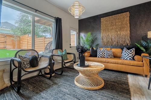 The Black Sands I Outdoor Theatre I Game Room I TV in Lago Vista, United States