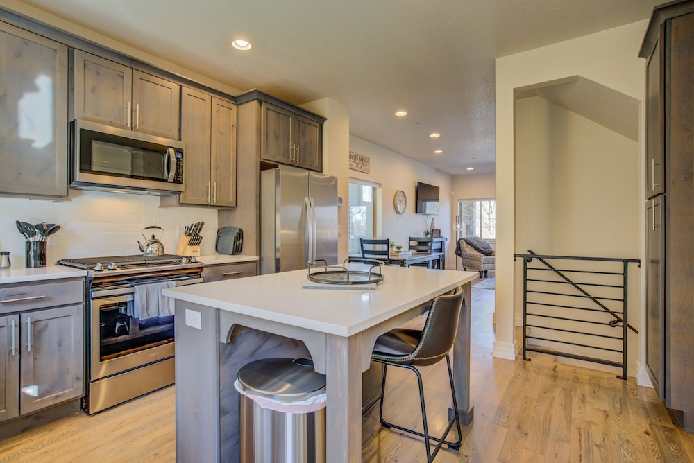 Downtown Skyline Rooftop Patio Modern Townhome in Colorado Springs, United States