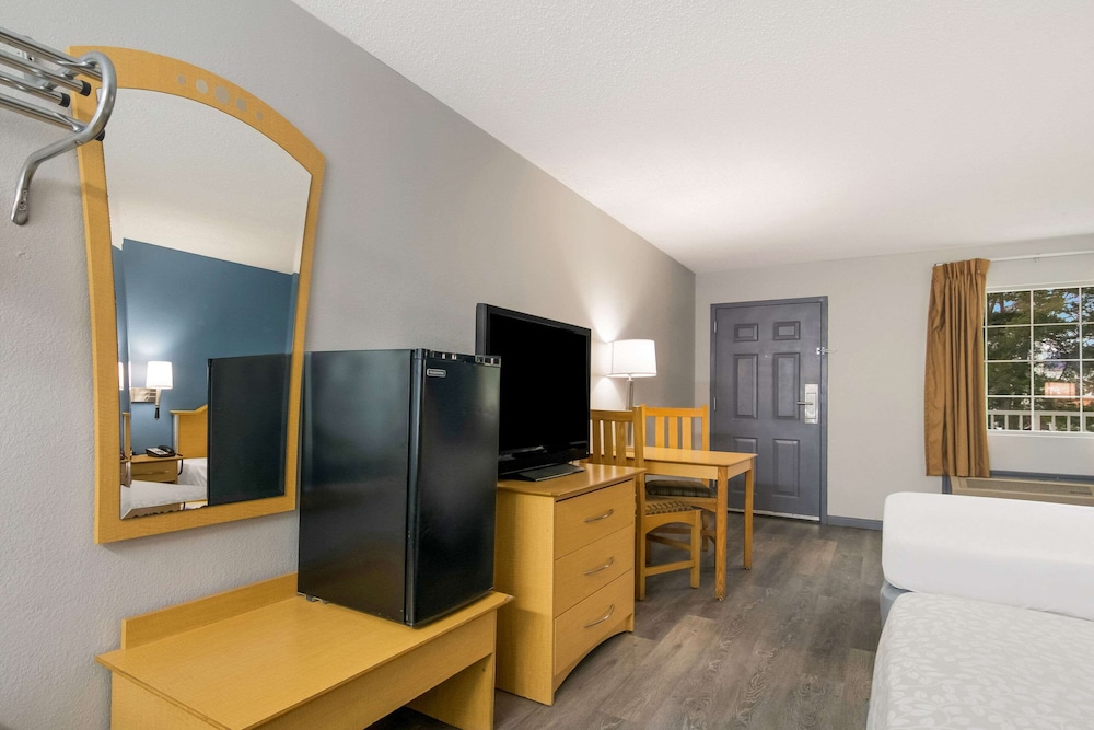 Econo Lodge Branson Theater District - photo 22