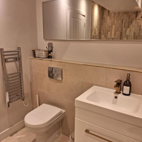 Home at Highgrove Private Garden & Parking