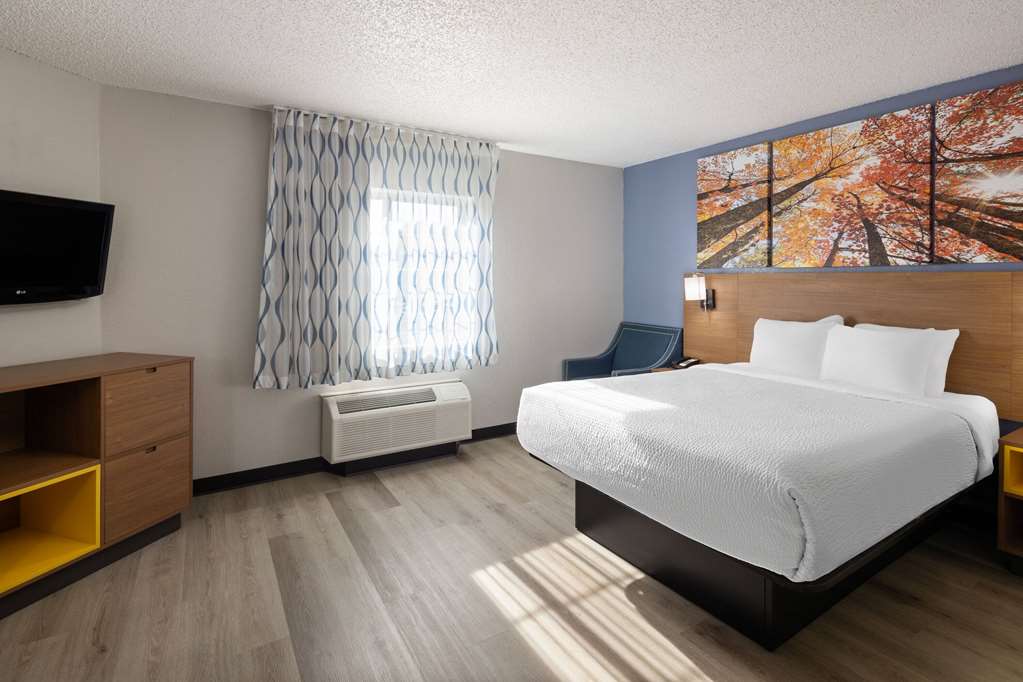 Days Inn & Suites by Wyndham Green Bay WI. - photo 13