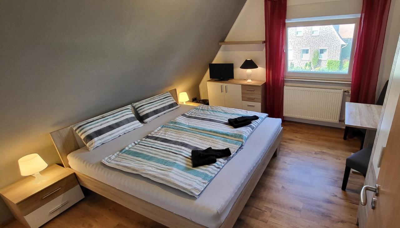 Privates Doppelzimmer bei der Weser Ems Halle in Oldenburg, Germany