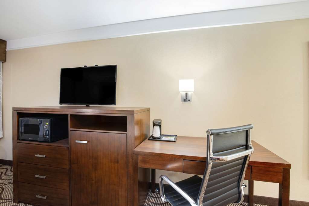 La Quinta Inn & Suites by Wyndham Hesperia Victorville - photo 17