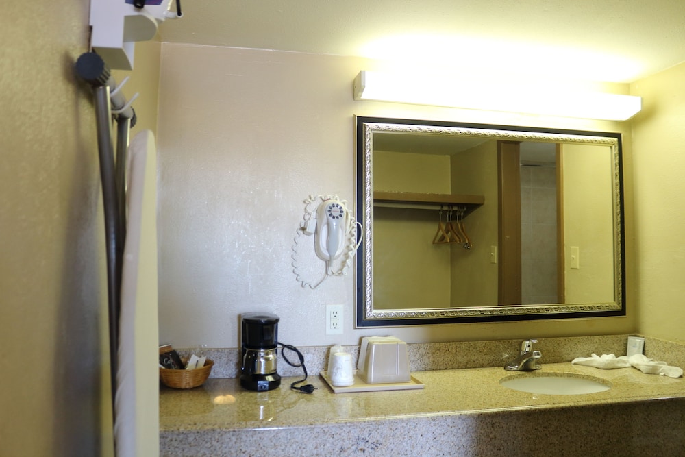 Continental Inn & Suites Nacogdoches TX SFA University Downtown - photo 6