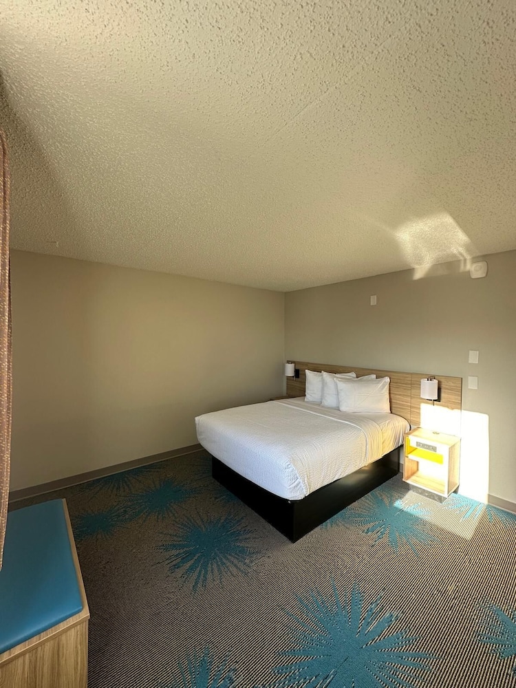 Days Inn by Wyndham Mandan Bismarck Area - photo 22