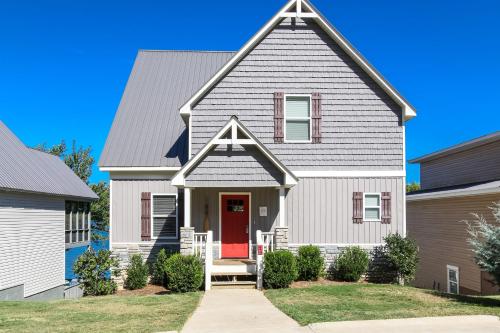 House #44 Dock Holiday Lakefront Private Boatslip — 4-Star Luxury Hotel in Centre, United States