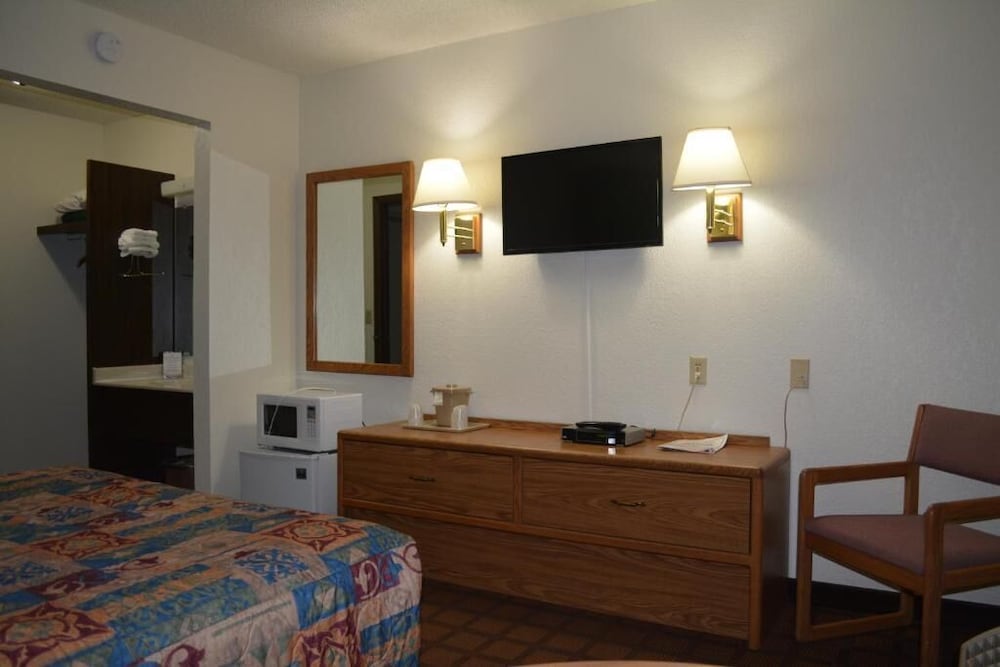 Bloomer Inn & Suites - photo 12