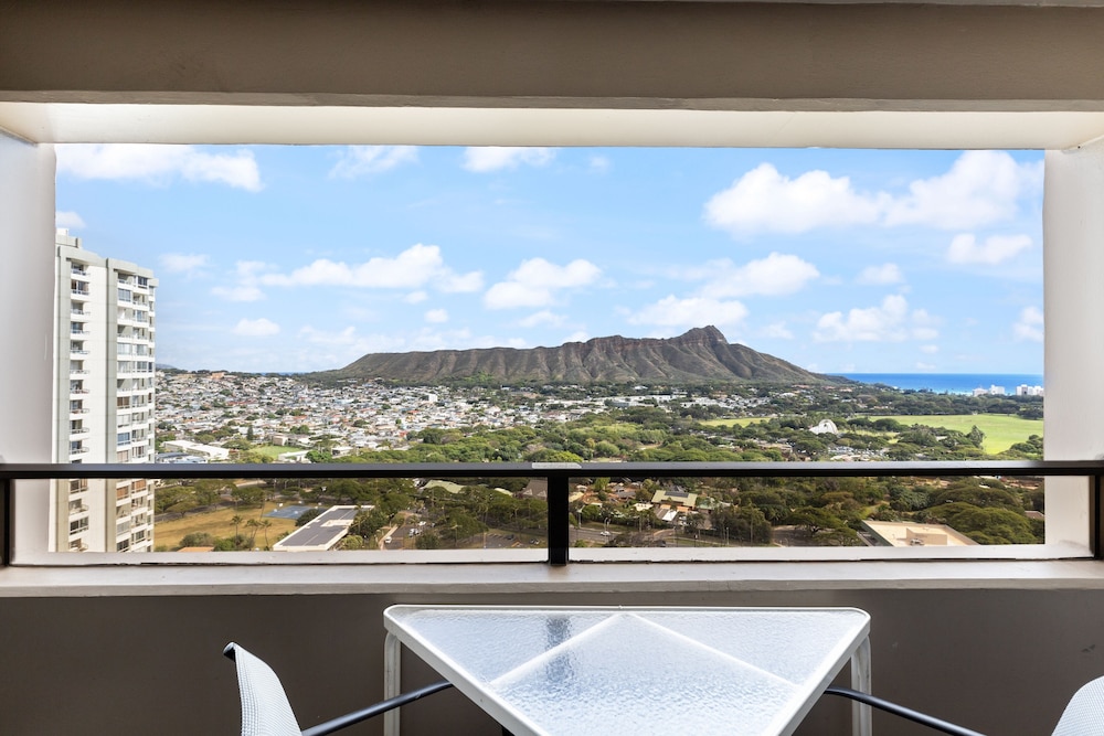Spectacular Ocean & Diamond Head View 2 Bedroom Condo w Free Parking by Koko Resort Vacation Rentals - photo 18