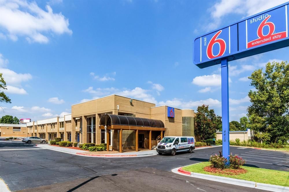 Econo Lodge Airport near Billy Graham Parkway - photo 10
