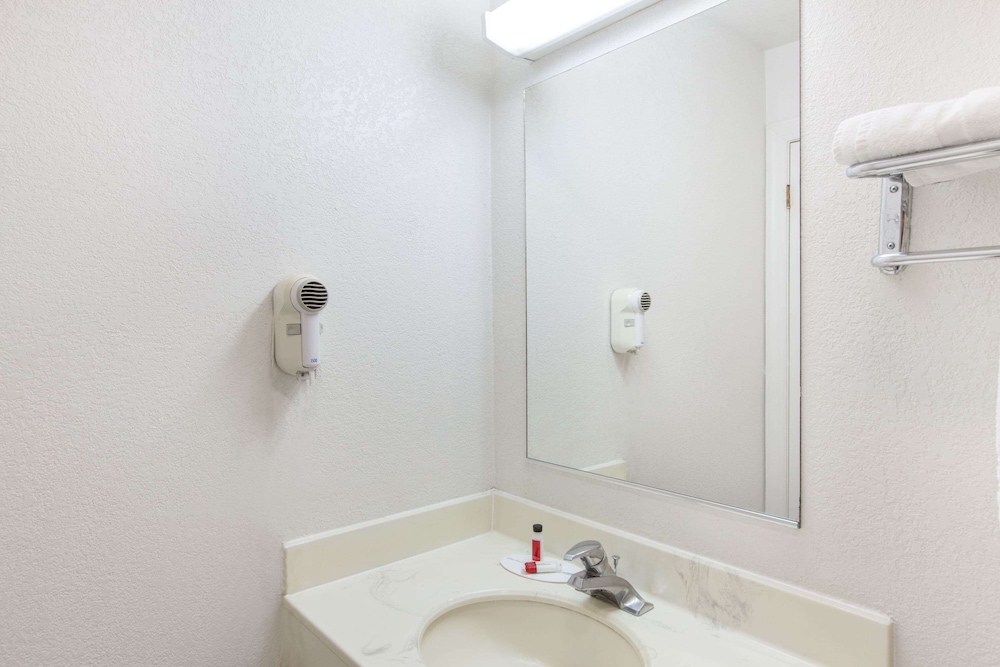 Travelodge by Wyndham Los Banos CA - photo 11