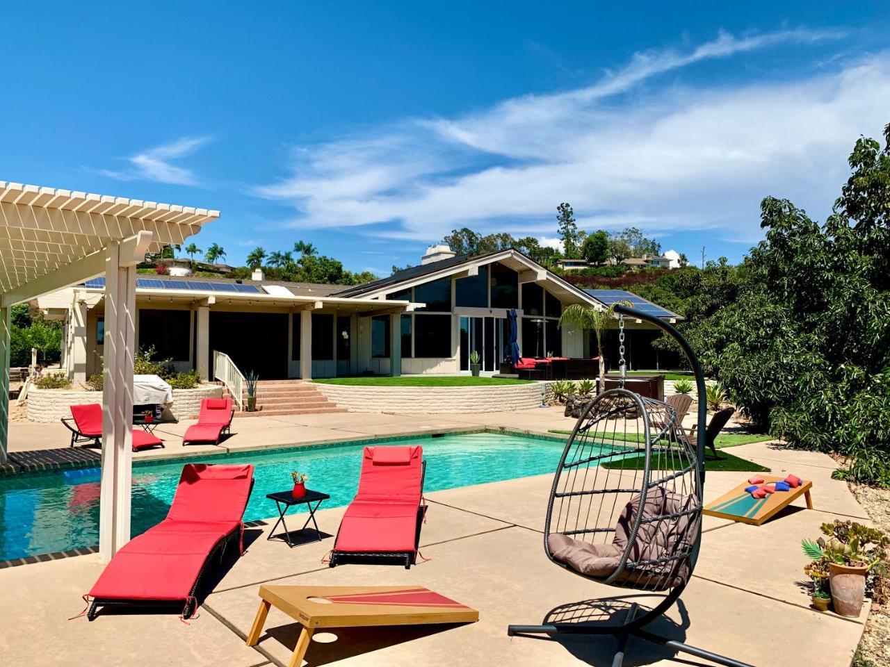 Hilltop Villa Pool Oasis Pickleball Court Avocado Grove Views — 4-Star Luxury Hotel in Fallbrook, United States
