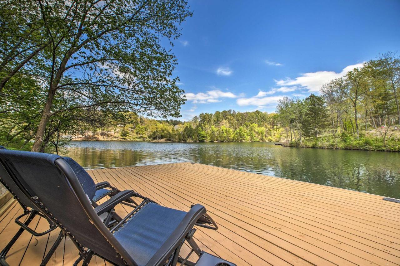 The Bella Vista Lakeside Treehouse Dock and Kayaks — 4-Star Luxury Hotel in Bella Vista, United States