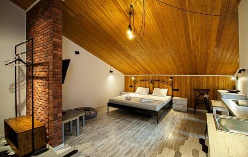 Top Location Cozy Wooden Ceiling Apt by Wehost