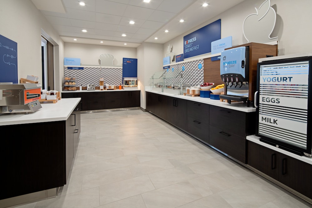 Holiday Inn Express & Suites Valencia Santa Clarita by IHG - photo 38