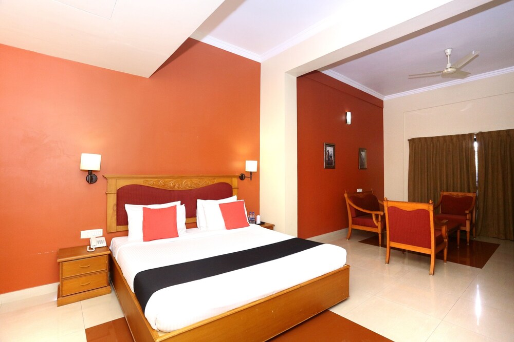 Club 7 Hotel — hotel in Tiruvalla
