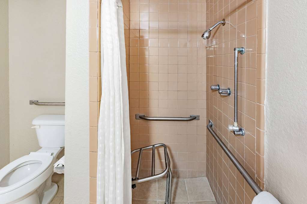 Howard Johnson by Wyndham Houston Hobby Airport - photo 23