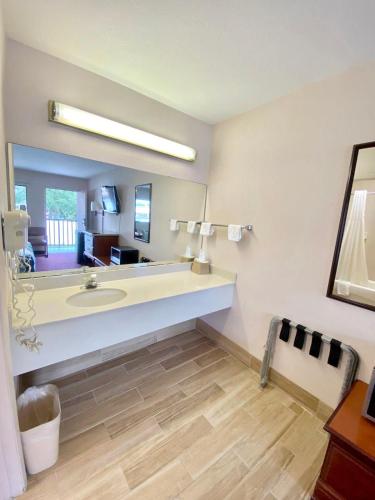 Regency Inn - photo 6