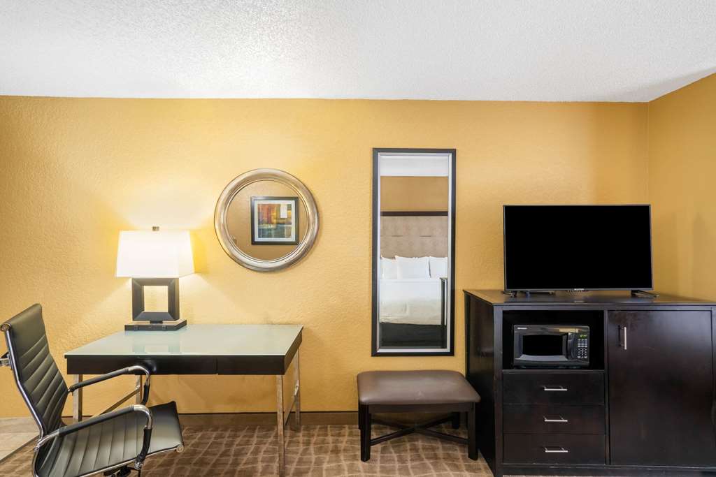 La Quinta Inn & Suites by Wyndham Hot Springs - photo 28