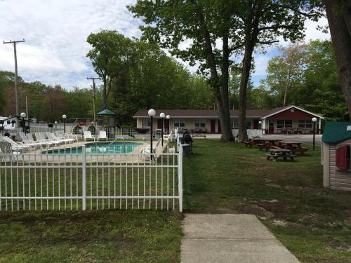 Marcotte Motor Court - photo 26