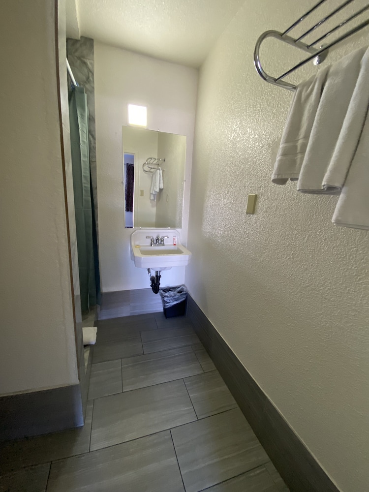 Lucky Cuss Motel - photo 28