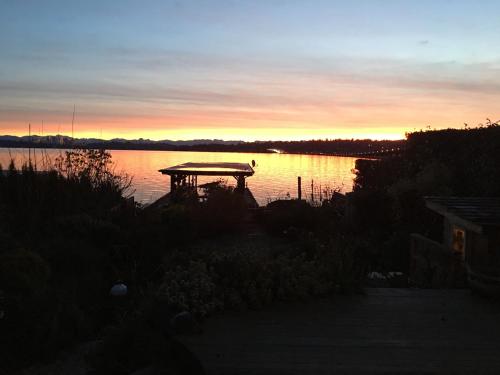 Fun Waterfront Home w Boat Kayaks Central Seattle — 4-Star Luxury Hotel in Seattle, United States