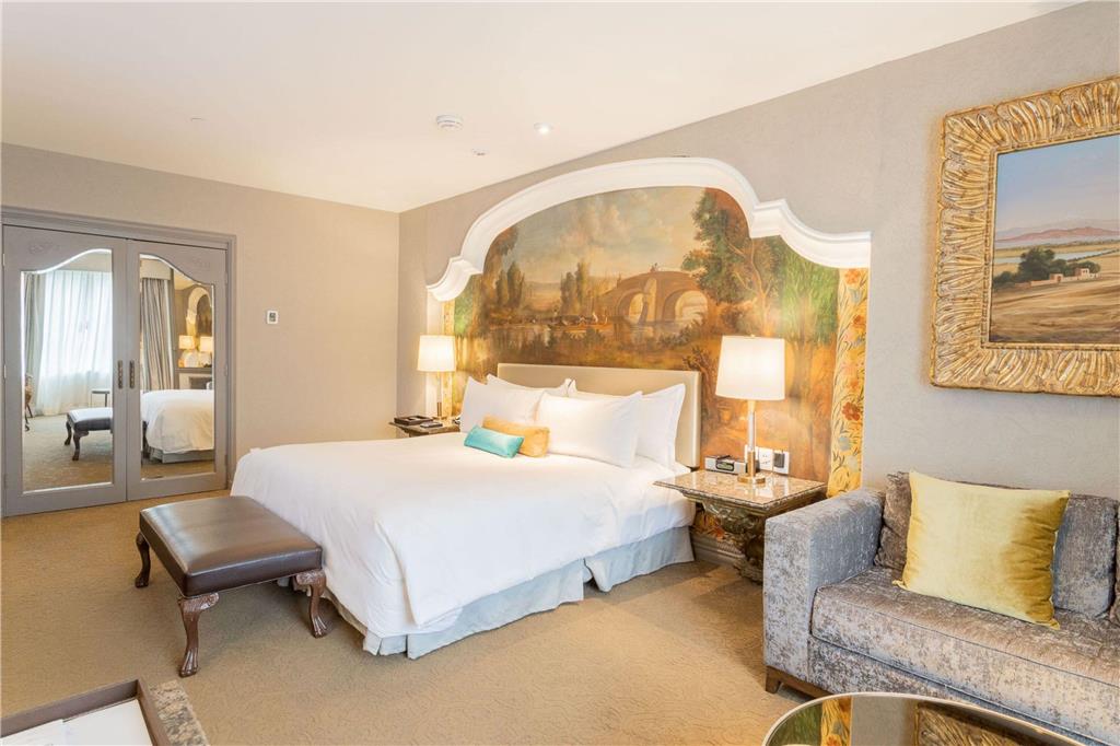 Grand Class Executive Tower king suite