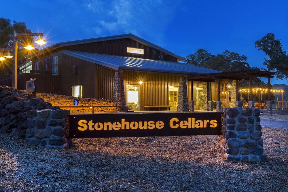 Bed & Barrel at Stonehouse Cellars — 4-Star Luxury Hotel in Clearlake Oaks, United States