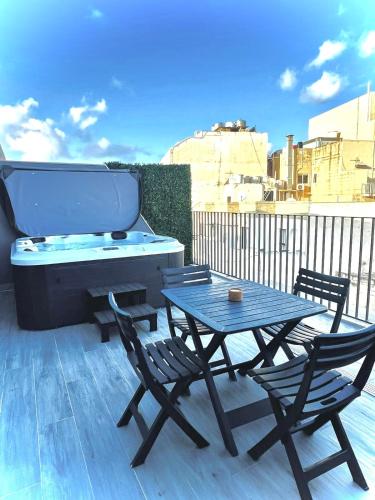 Modern Apartment with Jacuzzi & Sea views — 4-Star Luxury Hotel in Sliema, Malta