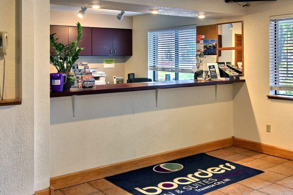 Days Inn & Suites by Wyndham Traverse City - photo 3