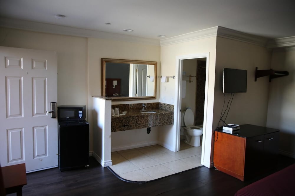 Chateau Inn and Suites - photo 24