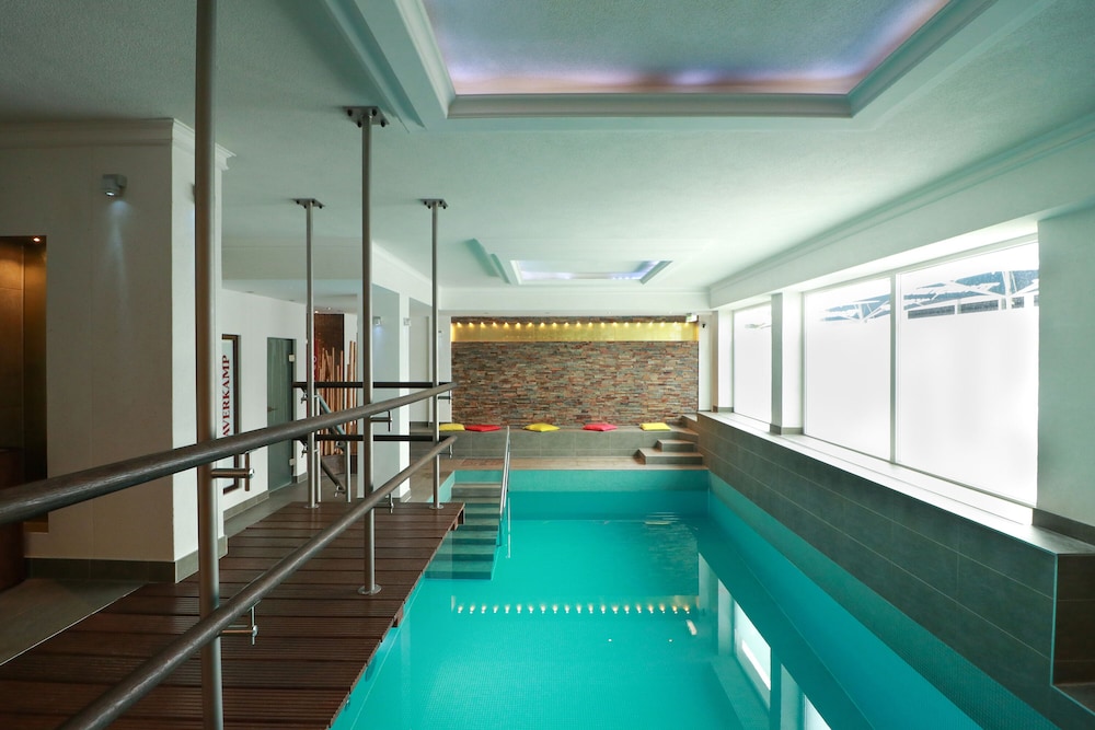 Exercise/lap pool