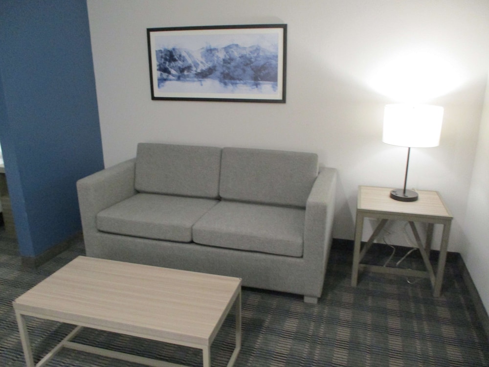 Merica Inn & Suites - photo 5