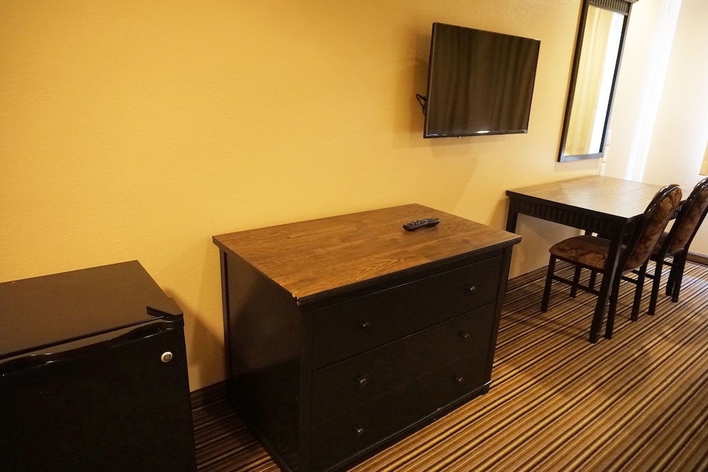Hollywood Inn Express South - photo 6