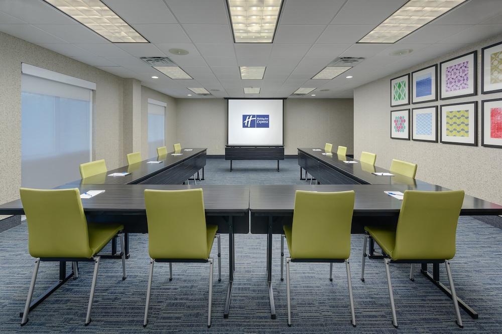 Holiday Inn Express Hotel & Suites Tullahoma by IHG - photo 39