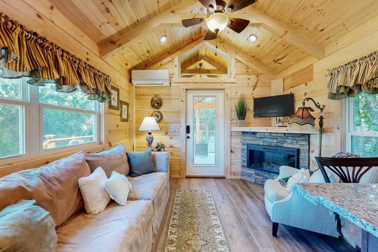 Deimos Cabin — 4-Star Luxury Hotel in Mars Hill, United States
