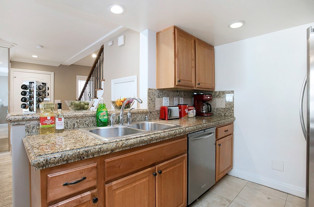 Costa Mesa Newport Patio Free Parking Cm 2 21533601 — Costa Mesa