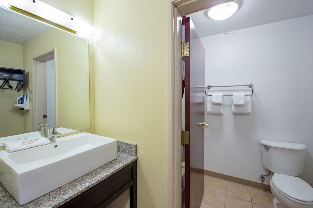 Red Roof Inn & Suites Indianapolis Airport - photo 32