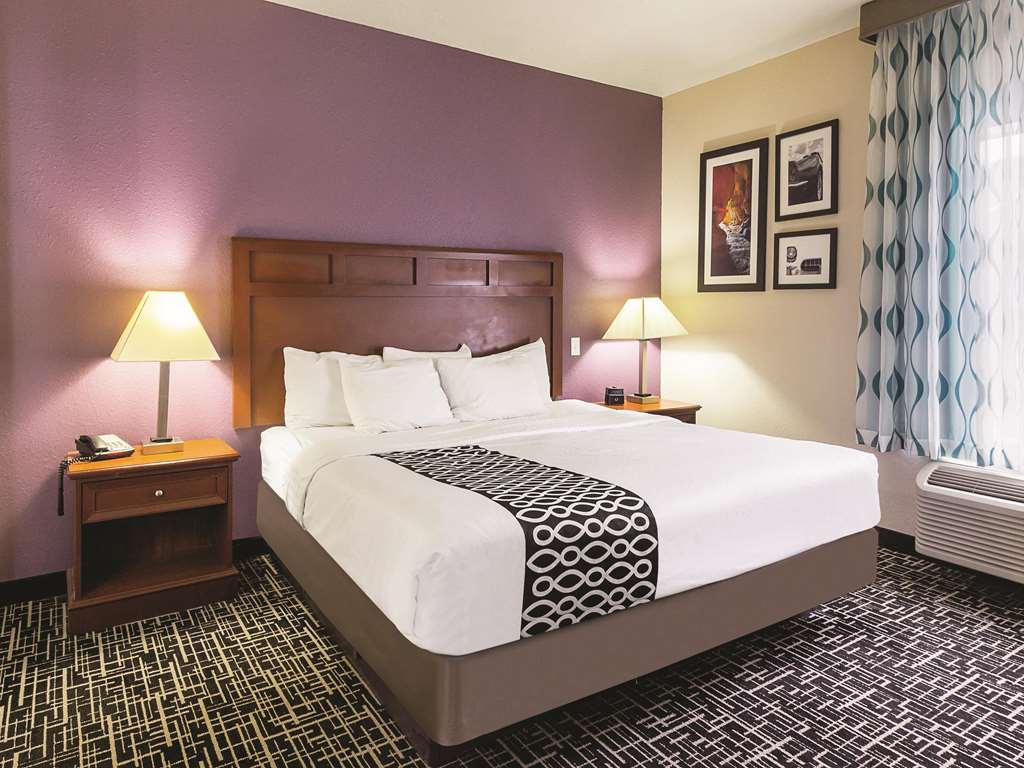 La Quinta Inn & Suites by Wyndham Bowling Green - photo 43