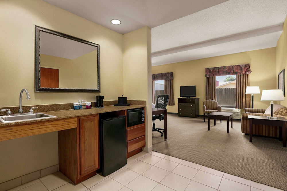 Hampton Inn & Suites Lawton - photo 13