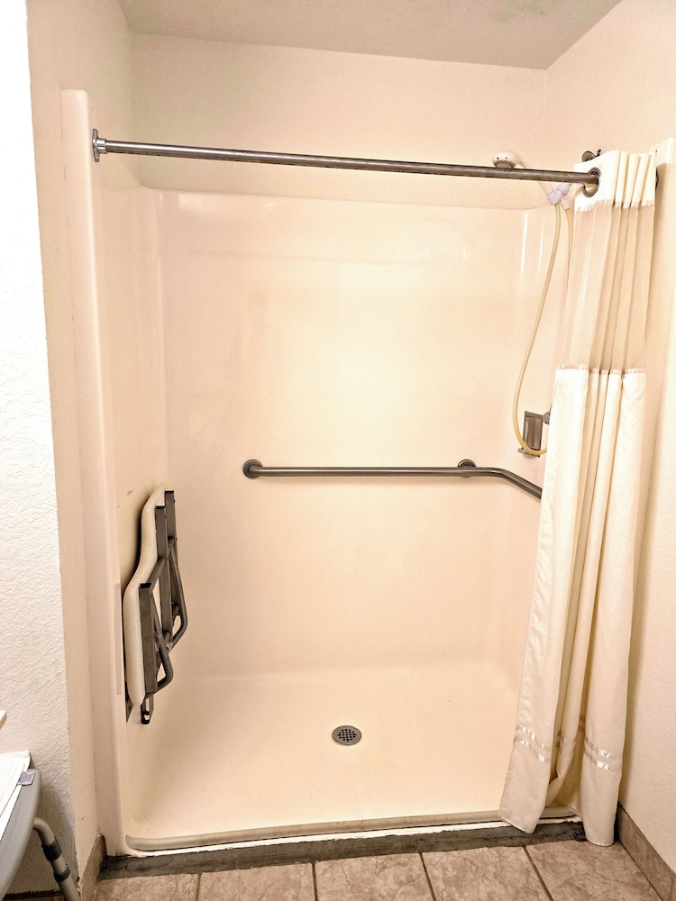 Garden Inn and Suites near Callaway Gardens Pine Mountain - photo 9