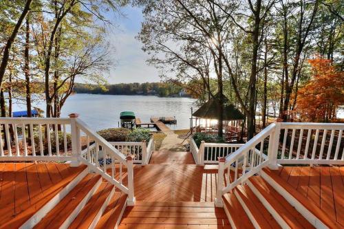 Lake Oconee Stunning views deep water oversized dock fully renovated — hotel in Eatonton