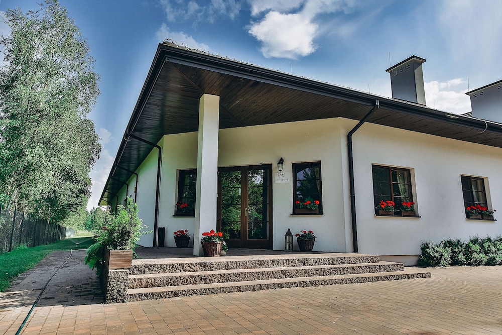Dwór Klembów — 4-Star Luxury Hotel in Klembow, Poland