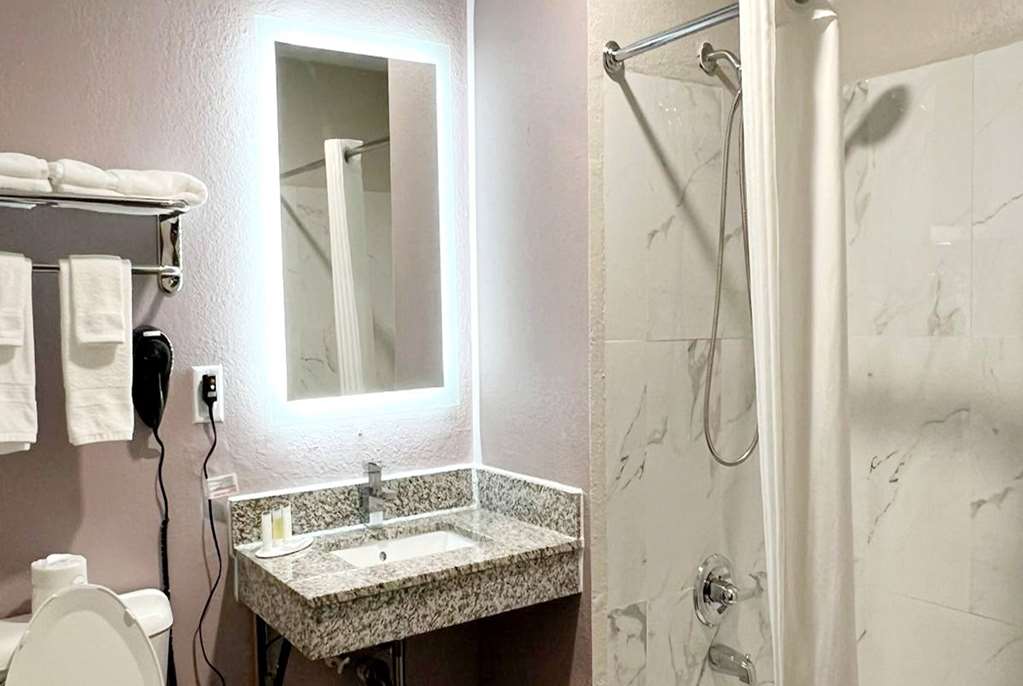 Super 8 by Wyndham Cedar Rapids - photo 13