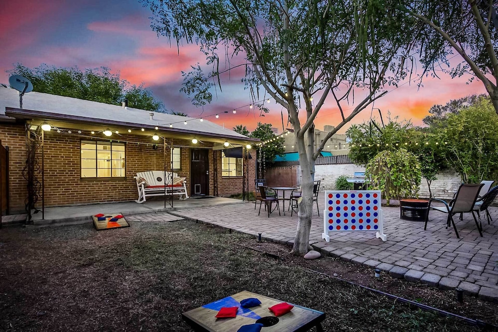 Sun lit Phoenix Gem: Backyard Entertainment Patio - last minute hotel in Phoenix